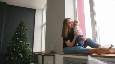 Bebek Çocuk 9 ay boyunca kameraya aramak. Anne tarafından düzenlenen güneş esintili.