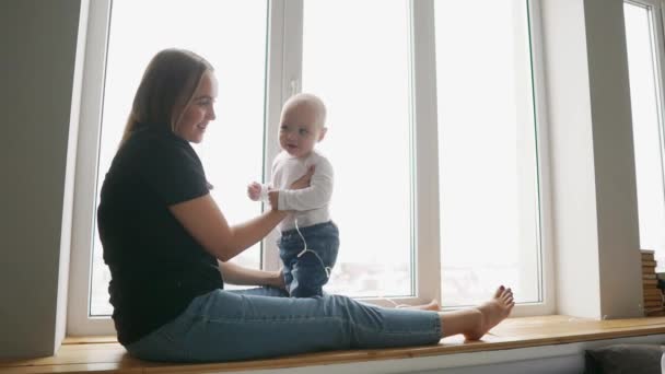 Látszó-on fényképezőgép 9 hónapos kisfiát. a sun hangulattal, birtokában anya. — Stock videók