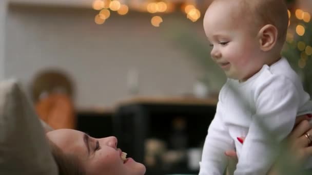 Ευτυχισμένη οικογένεια. η μητέρα παίζει με το μωρό της στην κρεβατοκάμαρα. Γέλιο και το χαμόγελο. — Αρχείο Βίντεο