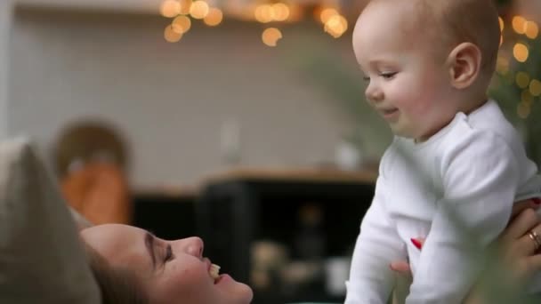 Lycklig familj. Mamma leker med hennes baby i sovrummet. Skrattar och ler. — Stockvideo