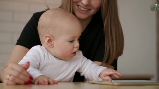 Jovem mãe branca usando Tablet com seu filho bebê. Movimento lento 120 fps. Mãe mostrando seu tablet digital infantil. Conceito de crianças e tecnologia. Menino de infância. Família cinematográfica — Vídeo de Stock