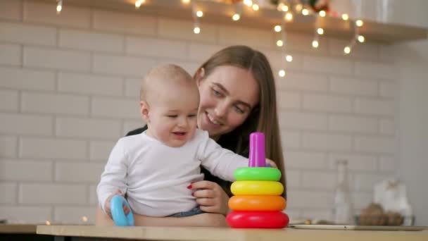 Litet barn pojke och hans mamma leka med leksaker hemma — Stockvideo