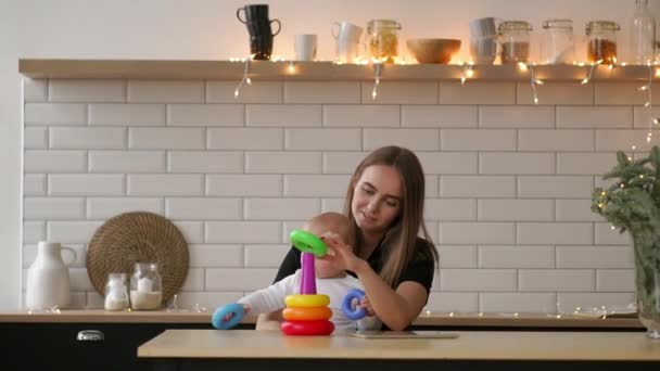 Peuter met moeder spelen met het speelgoed in de kinderkamer kamer. Moeder met haar 1 jaar oude babyjongen plezier thuis — Stockvideo