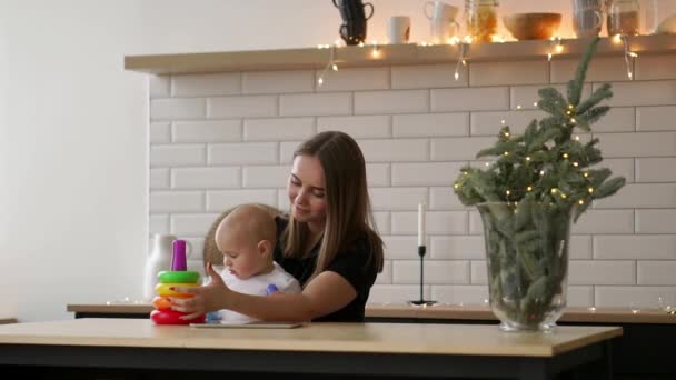 Toddler dengan ibu bermain dengan mainan di kamar bayi. Ibu dengan 1 tahun anak laki-laki bayi bersenang-senang di rumah — Stok Video
