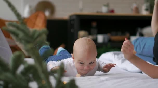 家族を愛してる。母親と遊ぶ彼女の赤ちゃんでザベッドルーム. — ストック動画