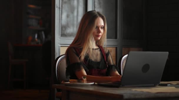 Fotografía de una atractiva mujer de negocios madura que trabaja en su estación de trabajo. — Vídeos de Stock