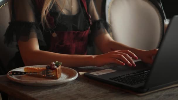 Skjuten av en attraktiv mogen affärskvinna som arbetar på laptop i sin arbetsstation. — Stockvideo