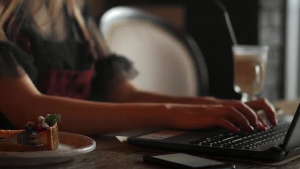 Mulher segurando telefone e apontando na tela vazia no fundo do laptop notebook carteira de passaporte na mesa de artesanato, top view office home — Vídeo de Stock