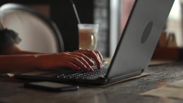 Kvinnan håller telefonen och pekar på tom skärm på bakgrund av laptop notebook passport plånbok på craft bord, ovanifrån kontor hem — Stockvideo