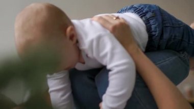 Aile, ebeveynlik ve insanlar kavramı - mutlu anne evde bebekle oynarken