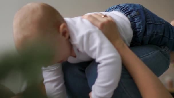 Aile, ebeveynlik ve insanlar kavramı - mutlu anne evde bebekle oynarken — Stok video