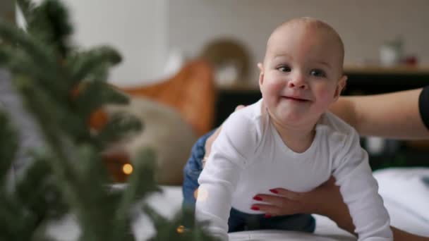 Gelukkige liefdevolle familie. Moeder spelen met haar baby in de slaapkamer. — Stockvideo