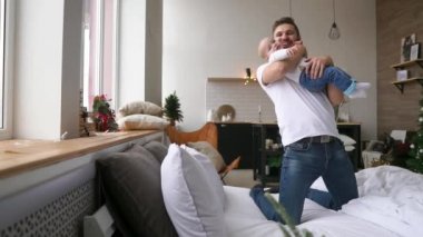 Şirin bebek kızı evde yatakta yatan baba