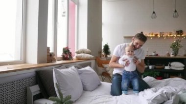 Şirin bebek kızı evde yatakta yatan baba