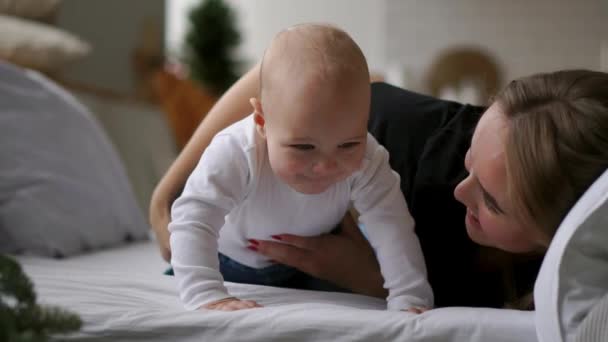 Glückliche Familie. Mutter spielt mit ihrem Baby im Schlafzimmer. — Stockvideo