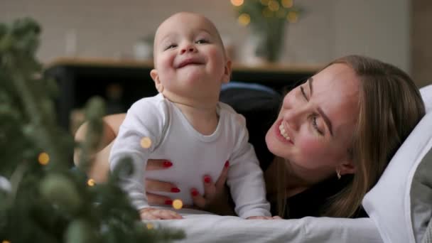 Mutlu bir aile. Anne yatak odasında bebeğiyle oynuyor.. — Stok video