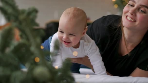 Mor och barn på säng — Stockvideo