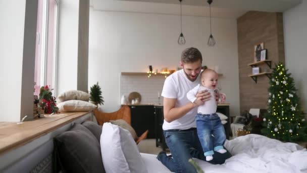 Concepto de familia, paternidad y personas - padre feliz jugando con el niño en casa — Vídeo de stock