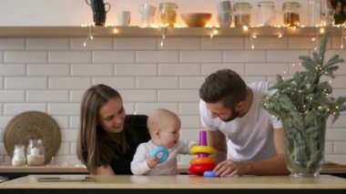 Annem ve babam mutlu gülümseyerek sarılma odasında bir bebekle.