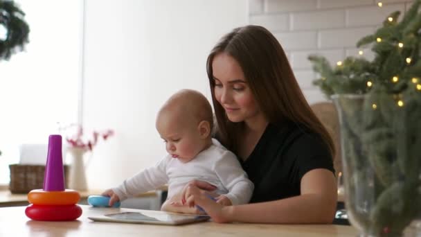 Famiglia, tecnologia e concetto di maternità - felice giovane madre sorridente con piccolo computer per neonati e tablet a casa — Video Stock