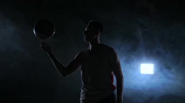 Farklı hile yapmak ve dumanlı karanlık salonunda topu iplik basketbolcu. Ağır çekim