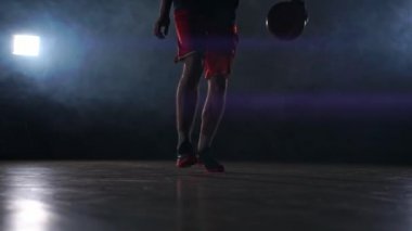 bir genç yetişkin adam, basketbol oyuncu salya topu, karanlık kapalı basketbol sahası