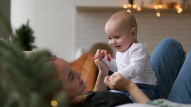 Yaşam, en iyi anları bembeyaz bir battaniye, beyaz bir arka plan var üzerinde bir hemşirelik evlat, sevgi dolu, mutlu ve genç bir anne sarılmak. sevgi, Aile ve mutluluk kavramı kavramı: çocuk, çocuk, Bebek, bebekler