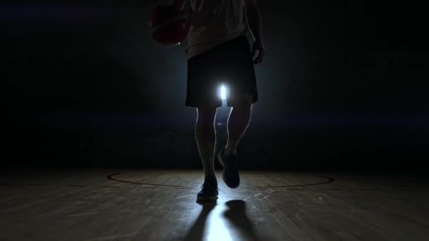 Basketbalista Modré Tričko Jde Tmavé Košíkovou Protisvětle Vycházející Kouře Sportovní — Stock video