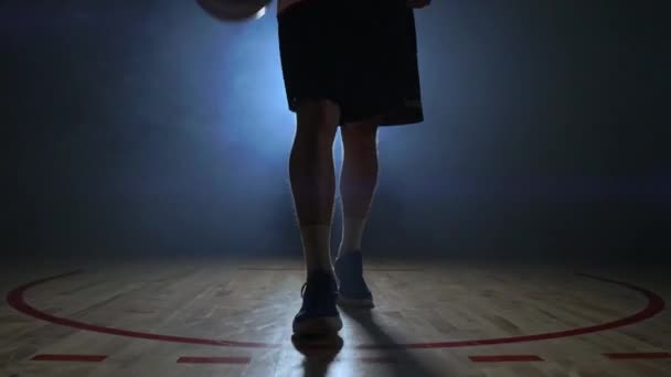 Jogador Basquete Masculino Movendo Fumaça Câmera Batendo Bola Sobre Chão — Vídeo de Stock