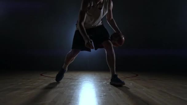 Esportista jogando basquete na quadra de basquete — Vídeo de Stock