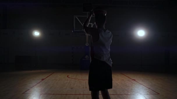 Dietro colpo di pallacanestro giocatore tiro cerchi . — Video Stock