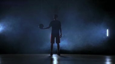 Basketbol oyuncusu atar ve duman içinde topu yakalar