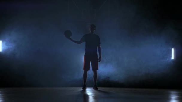 Sziluettjét egy kosárlabda játékos dobott egy labdát — Stock videók