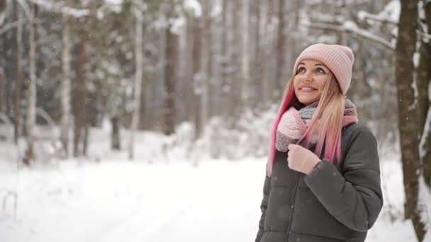 아름 다운 행복 한 웃는 소녀 흰색 니트 비 니 모자, 스카프와 장갑을 착용의 초상화 야외 닫습니다. 거리에서 포즈 모델입니다. 겨울 휴일 개념. — 비디오