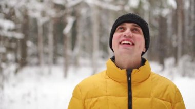 Genç adam gezgin portresi kapatın. Mutlu uzun yürüyüşe çıkan kimse, ağır çekimde dağın tepesine bakarak dağcı