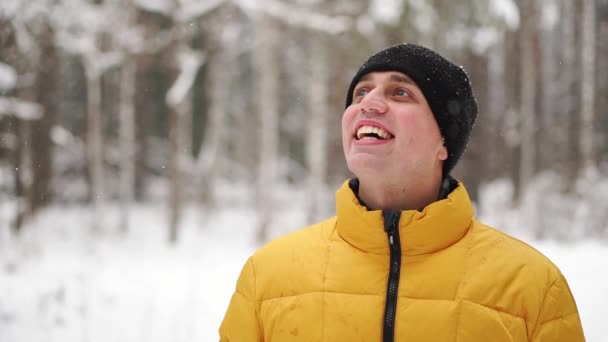 Gros plan portrait de jeune homme voyageur. Heureux randonneur, grimpeur regardant le sommet de la montagne au ralenti — Video