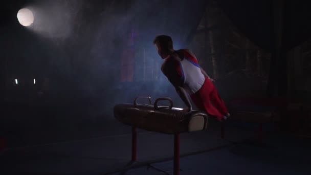Masculin gymnaste montage et démontage cheval pommeau. Le sport olympique dans un cadre contemporain. Mouvement lent — Video