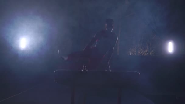 Erkek jimnastikçi kulplu beygir spin performans üzerinde Olimpiyat programdan egzersizleri yapar ve ağır çekimde rulo — Stok video