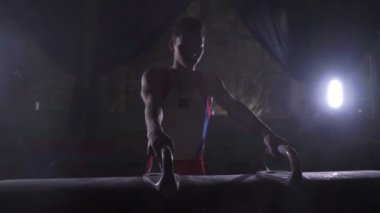 Sporcu elleri performans önce başlamadı. Ağır çekimde atış.