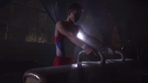 Close - up of Pommel horse on a dark background and smoke in slow motion male hands magnesia. Preparation for the performance. Olympic games — Stock Video