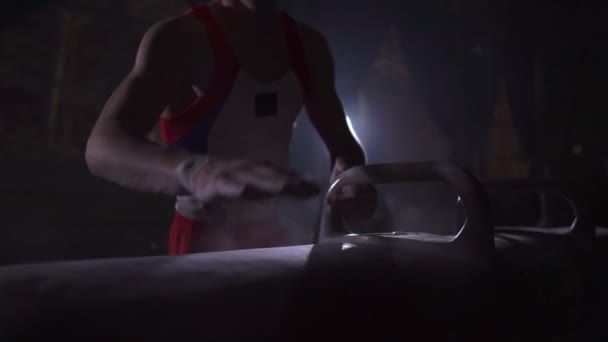 閉じる - 暗い背景とスローモーションの男性の手のマグネシアの煙にあん馬のアップ。パフォーマンスのための準備。オリンピック競技大会 — ストック動画
