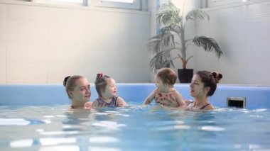 Bebek Yüzme sınıfı onların bebek çocuklu anneler grubu