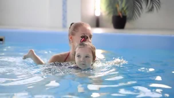 Mère de famille saine enseignant bébé piscine — Video