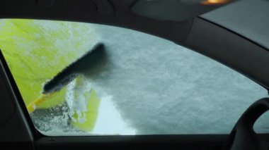 Kar ve buz üzerinden araba ön cam kazıma. Cam silecekleri gece önce dondurulmuş engellemek için kaldırdı. Kış sürüş