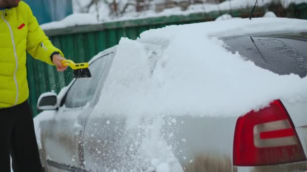 Skrapa snö och is från bilen vindruta. Vindrutetorkare upp kvällen innan för att hindra dem att få fryst. Vinterkörning — Stockvideo