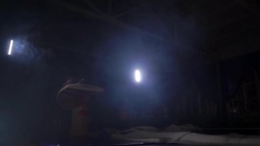 Jimnastikçi jimnastik takla egzersiz Hd ağır çekim video. Atlet salto
