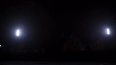 Jimnastikçi jimnastik takla egzersiz Hd ağır çekim video. Atlet salto