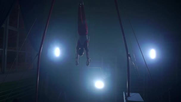 Gymnaste effectuer des exercices de gymnastique cross sur les anneaux de gymnastique. Tourné au ralenti . — Video