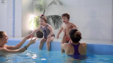 Çocuk komik portre yüzme öğrenmek, eğlenceli mavi havuzda dalış - sıçramaları ile sualtı derin atlama. Sağlıklı aile yaşam tarzı, çocuk su sporları aktivite, ebeveynler ile yüzme dersi.