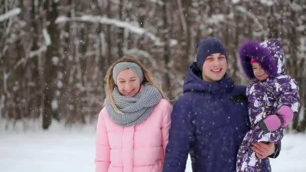 Família passa tempo juntos no inverno — Vídeo de Stock